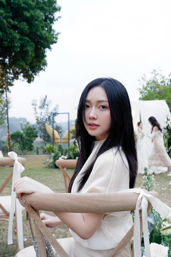 Vợ Hà Đức Chinh sở hữu vẻ đẹp dịu dàng. Ảnh: FBNV