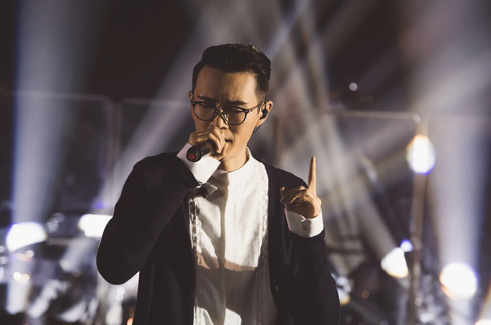 Hay tin đồng nghiệp vừa qua đời, nữ ca sĩ bật khóc nức nở trên sân khấu Ảnh 4