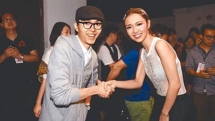 Hay tin đồng nghiệp vừa qua đời, nữ ca sĩ bật khóc nức nở trên sân khấu Ảnh 2