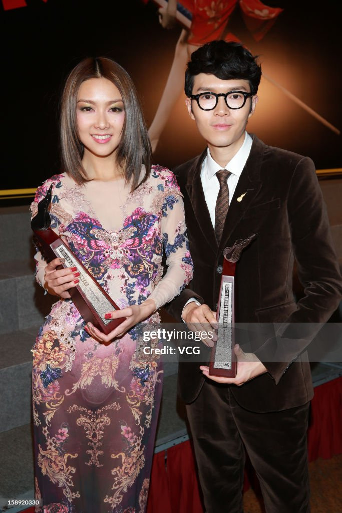 Hay tin đồng nghiệp vừa qua đời, nữ ca sĩ bật khóc nức nở trên sân khấu Ảnh 3