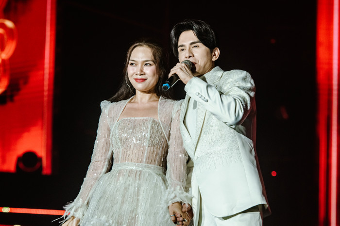 Showbiz 24h: Mỹ Tâm và Đan Trường nắm chặt tay nhau trên sân khấu. Ảnh: BTC