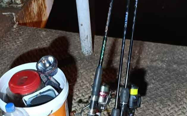 Câu trúng vật lạ khi đi câu cá, người đàn ông hốt hoảng sau khi kéo lên Ảnh 2