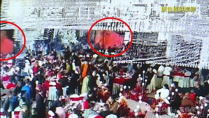 Bức ảnh khiếm nhã xuất hiện trên màn hình ở đám cưới, cô dâu xem xong muốn 'ngã khụy' Ảnh 1