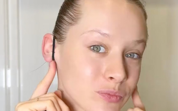 Giảm sưng mặt bằng dây thun có gì mà 'viral' khắp TikTok? Ảnh 2