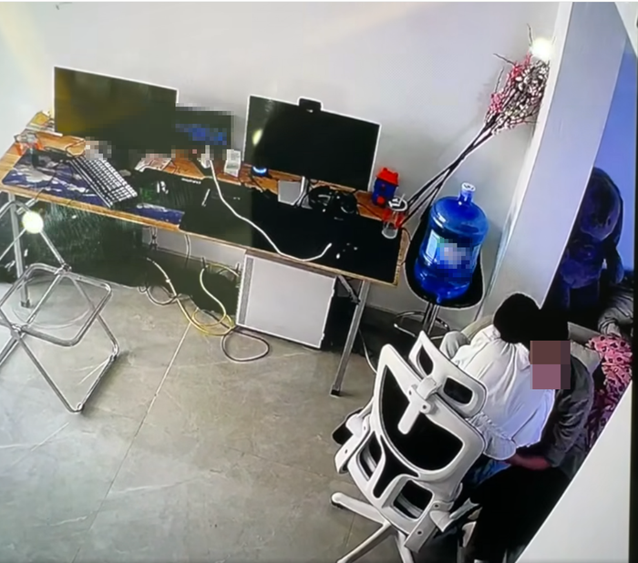 Người vợ tung đoạn camera an ninh ghi lại cảnh chồng ôm hôn nữ nhân viên make-up trong studio của gia đình.