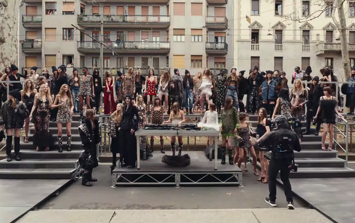 Sự bùng nổ của chất liệu shearling và những cô nàng chất lừ tại Milan Ảnh 1