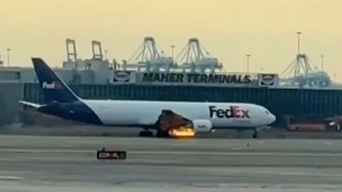 Máy bay bốc cháy giữa trời, phải hạ cánh khẩn cấp Ảnh 1