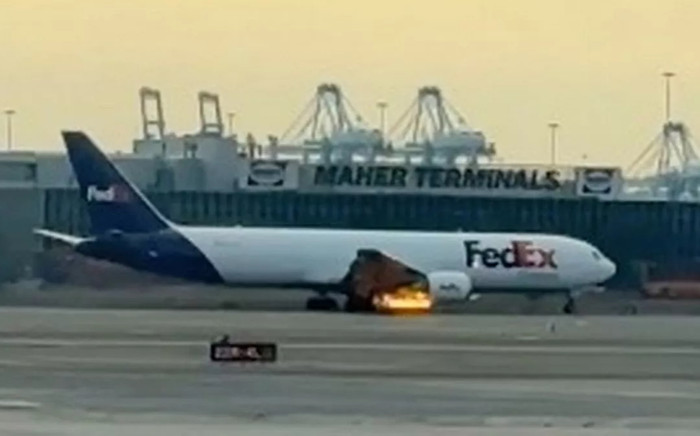 Máy bay bốc cháy giữa trời, phải hạ cánh khẩn cấp Ảnh 2