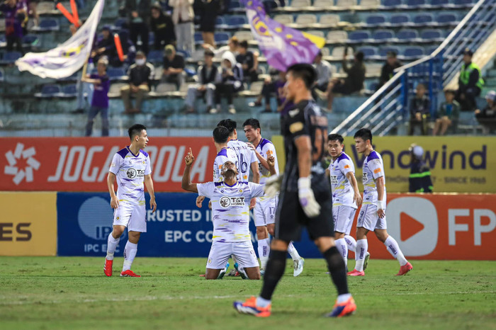 Thủ môn Bùi Tiến Dũng tiếp tục có một kỷ niệm đáng quên tại sân Hàng Đẫy khi không thể giúp CLB Đà Nẵng tránh khỏi thất bại 2-3 trước Hà Nội FC. Ảnh: CLB Hà Nội