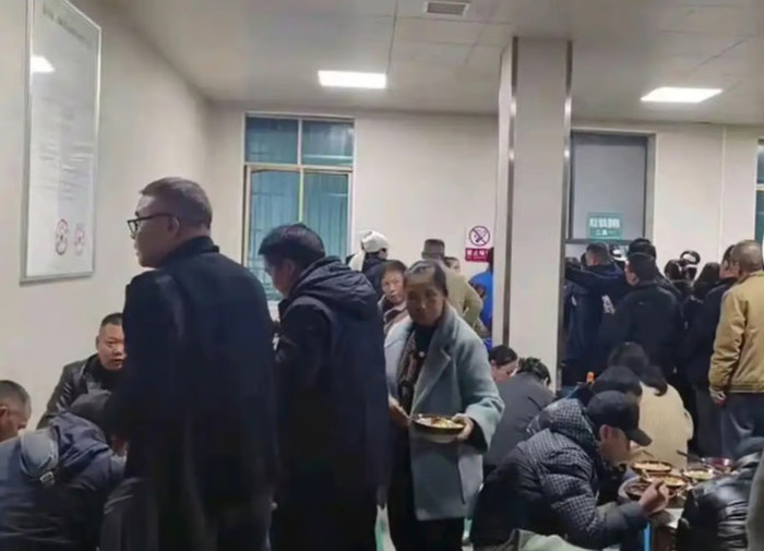 Nhiều người tìm đến nhà tang lễ để thử món mì đang gây sốt trên mạng xã hội. (Ảnh Douyin)