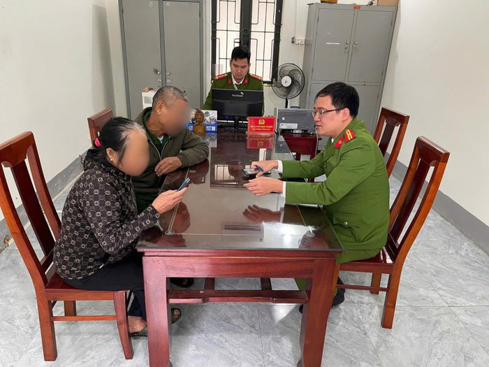 Sau khi hiểu rõ bản chất của vụ việc, cả hai ông bà bày tỏ sự biết ơn khi được hỗ trợ kịp thời của lực lượng Công an. Ảnh: Công an tỉnh Hà Tĩnh