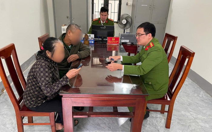 Kẻ xấu yêu cầu chuyển hàng trăm triệu vào số tài khoản 0446601..., cụ ông và cụ bà thoát lừa đảo ra sao? Ảnh 2