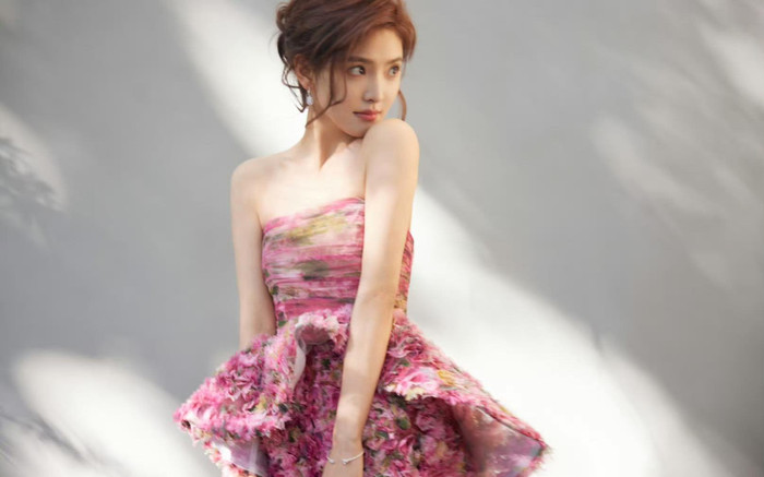 Vẻ quyến rũ khó cưỡng của nữ thần thanh xuân đẹp nhất màn ảnh 2025 Ảnh 2