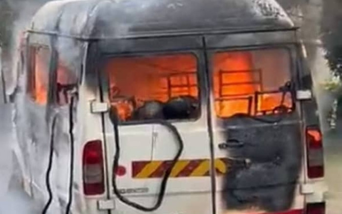 Xe buýt bốc cháy ngùn ngụt trên đường, 4 người thiệt mạng Ảnh 2