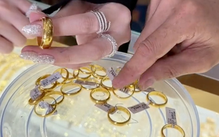 Vàng gần 100 triệu, đôi vợ chồng đánh rơi 1 cây vàng khi xem đua thuyền và cái kết khó ngờ Ảnh 2