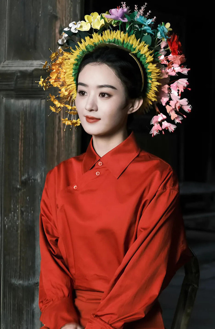 Tạo hình cài trâm hoa của Triệu Lệ Dĩnh từng trở thành hiện tượng trên mạng xã hội. Ảnh: Weibo