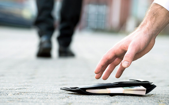 Nhặt được tiền và vàng nhưng cố tình không trả lại: Hãy chú ý mức phạt Ảnh 2