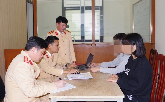 Chồng thi trượt giấy phép lái xe, vợ lên mạng mua về dùng và cái kết Ảnh 2