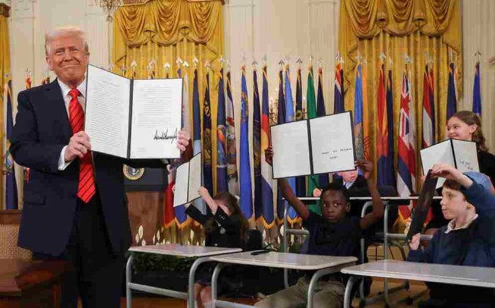 Ông Trump ký sắc lệnh giải thể Bộ Giáo dục liên bang ngay tại lớp học mô phỏng Ảnh 2