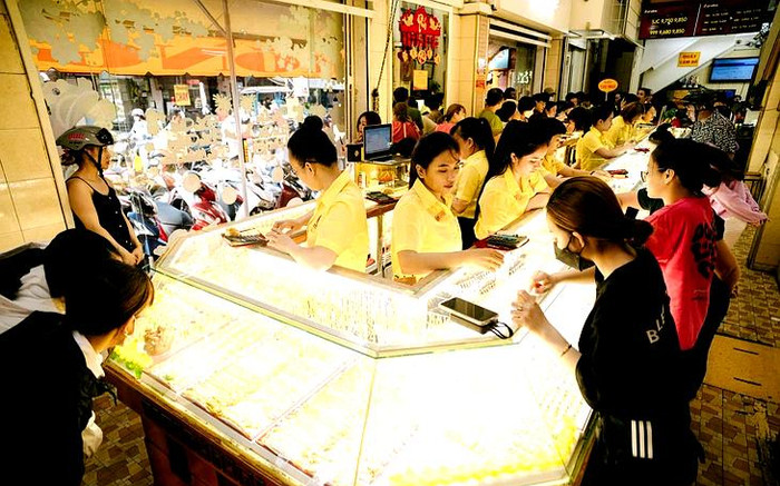 Rút tiền tiết kiệm mua vàng, chuyên gia cảnh báo rủi ro tiềm ẩn Ảnh 2