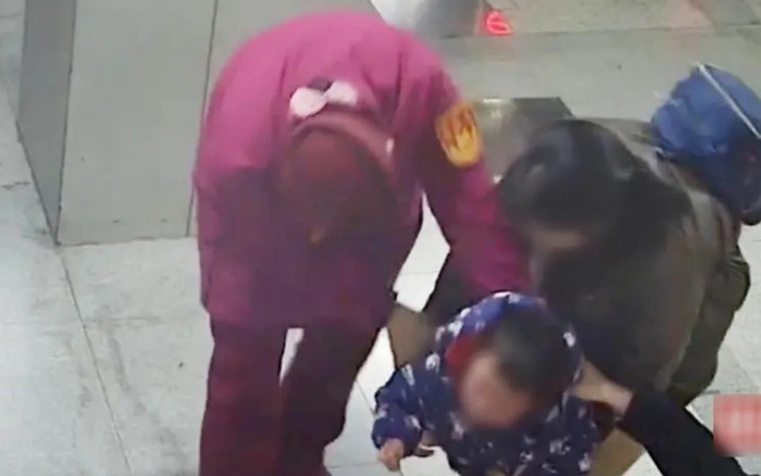 Đi tàu điện, đứa bé nguy kịch vì mắc nghẹn quả nho và cái kết thót tim Ảnh 2