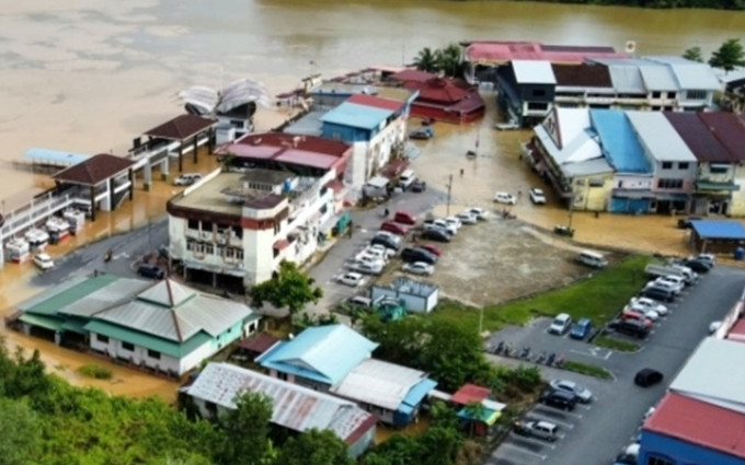 Xe tang mắc kẹt trong dòng nước lũ, gia đình cầu cứu Ảnh 2