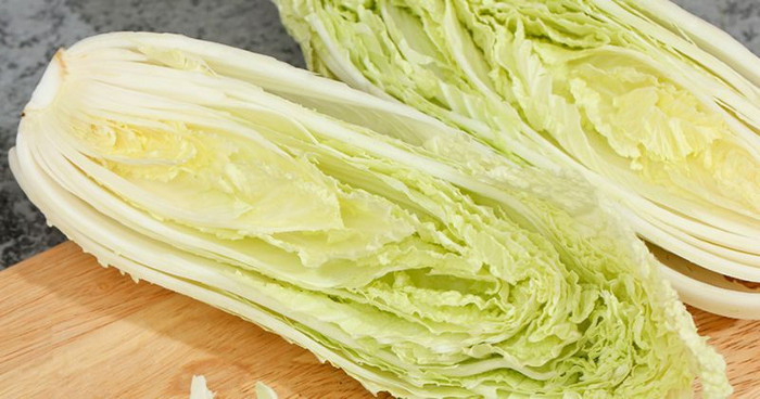 Do cải thảo dễ bị héo và hư hỏng, một số tiểu thương đã sử dụng chất bảo quản để giữ rau tươi lâu hơn. (Ảnh minh họa từ Internet)