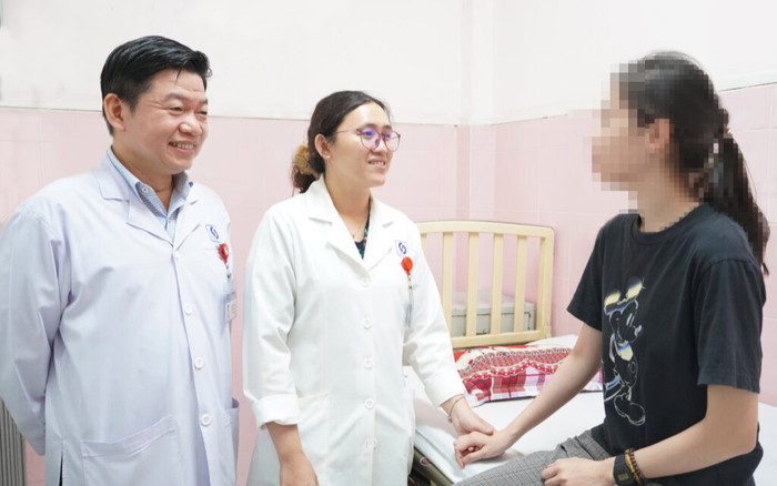 Bé gái 14 tuổi mắc bệnh hiếm, thường xuyên bật khóc rồi cười một mình trong đêm Ảnh 2