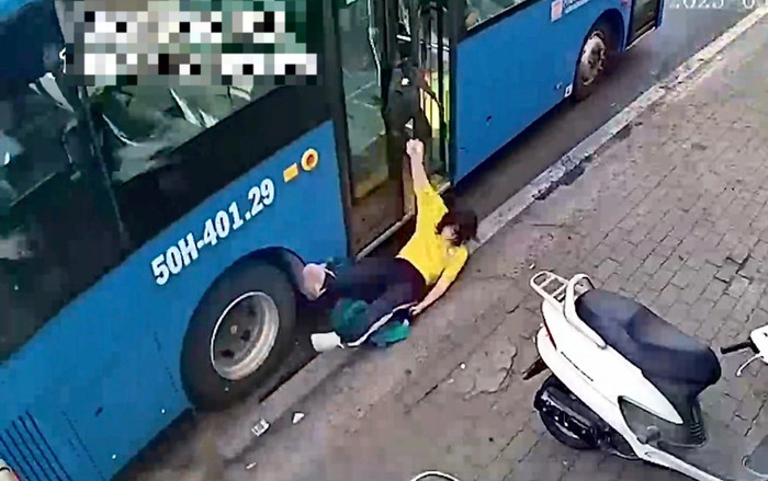 Vụ nữ sinh bị kéo ngã xuống đường: Tài xế xe buýt bị đình chỉ công việc Ảnh 2