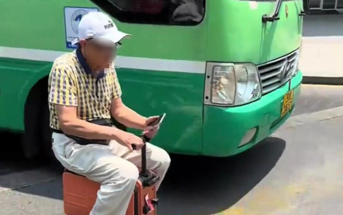 Xác minh clip người đàn ông 'cầm lái' vali điện chạy vèo vèo trên đường ở TP.HCM Ảnh 2