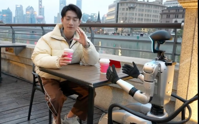 Chàng trai 25 tuổi bỏ ra hàng chục triệu đồng để hẹn hò cùng robot Ảnh 2