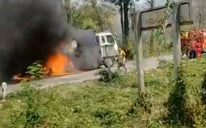 Xe tải chở 600 bao thức ăn chăn nuôi bốc cháy dữ dội, người dân la hét không ngừng Ảnh 2