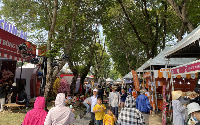 Hàng nghìn người đội nắng tham dự lễ hội bánh mì ở TP.HCM Ảnh 2