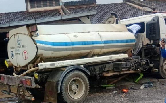 Xe bồn chở nước mất lái đâm vào nhà dân, nhiều người bị thương Ảnh 2