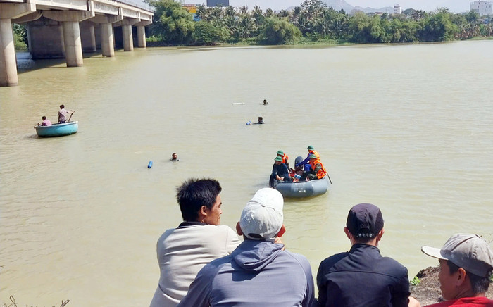 Phát hiện 2 thi thể nữ giới dưới sông Dinh, tình trạng lúc tìm thấy gây chú ý Ảnh 2