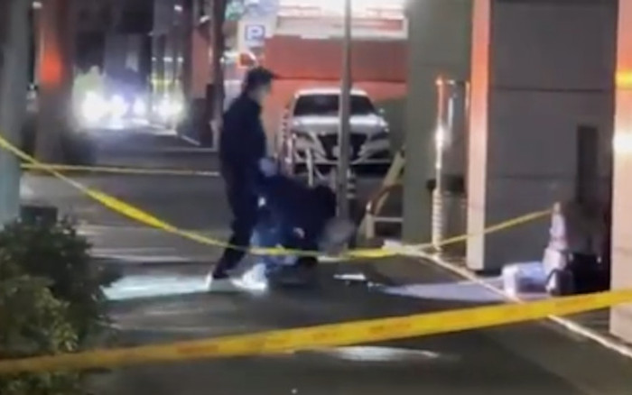 Để con trai ở khách sạn đi mua đồ, người cha sững sờ khi trở về Ảnh 2