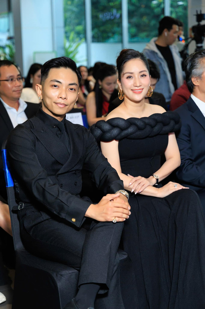 Showbiz 24h: Khánh Thi đã có bữa tiệc sinh nhật đầy đáng nhớ bên cạnh Phan Hiển và gia đình, đồng nghiệp, bạn bè. Ảnh: FBNV