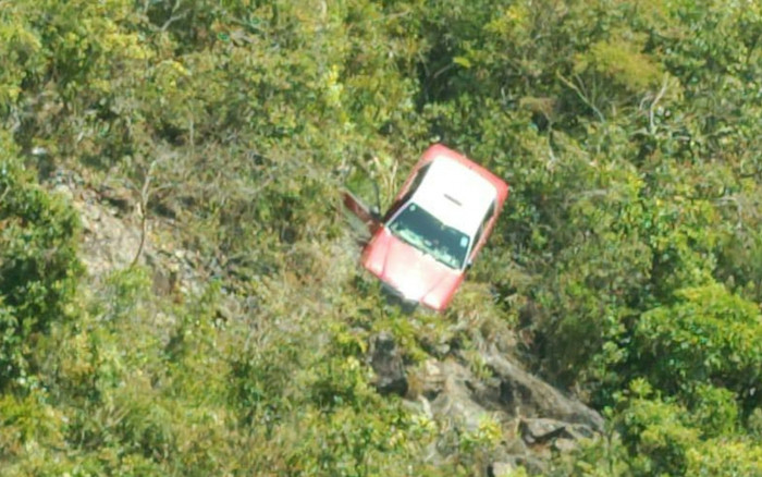 Đạp nhầm chân ga, tài xế taxi lao xe xuống vực núi sâu 3 mét Ảnh 2