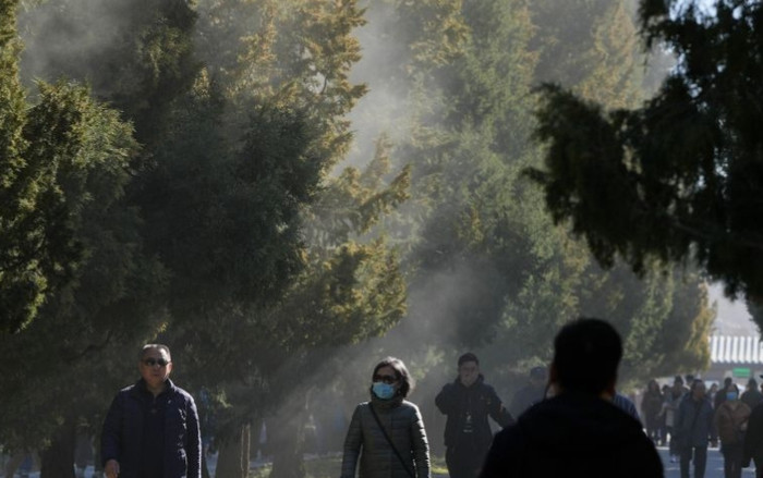 Bắc Kinh xảy ra hiện tượng lạ, người dân phải đeo khẩu trang kín mít khi ra đường Ảnh 2