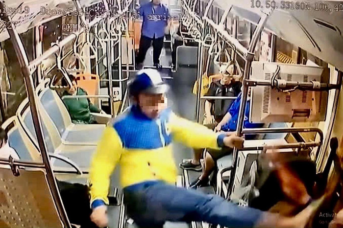 Ảnh cắt từ video nam thanh niên mặc áo xe ôm công nghệ lao lên xe buýt tấn công tài xế vào 5h30 ngày 22/3. 