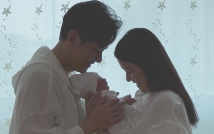 Cặp đôi nổi tiếng đón con đầu lòng chào đời sau 7 năm đám cưới Ảnh 2
