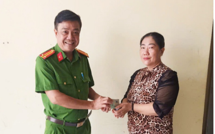 Nhặt được số tiền lớn, người phụ nữ liền có hành động ấm lòng Ảnh 2