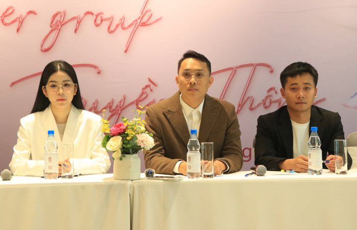 Hằng Du Mục - Quang Linh Vlog tại buổi gặp gỡ báo chí chiều ngày 14/3 xoay quanh ồn ào quảng cáo lố về sản phẩm kẹo rau củ Kera.