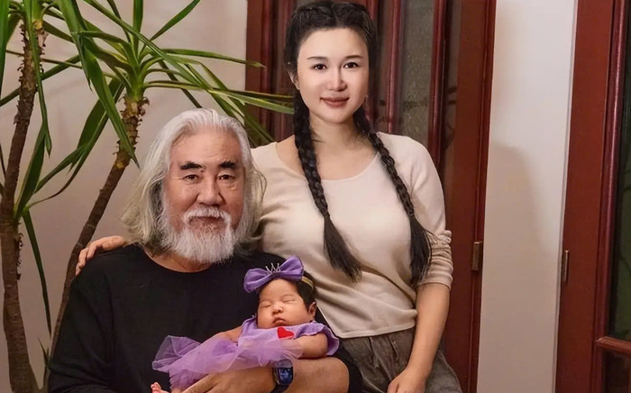 Nam diễn viên đón con ở tuổi U80, hạnh phúc bên vợ trẻ kém 31 tuổi Ảnh 2