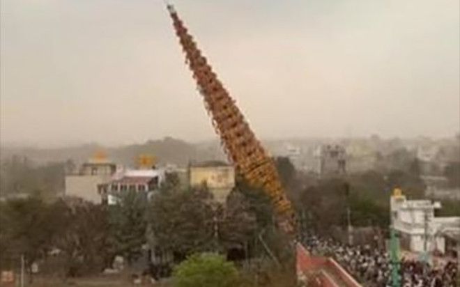 Tòa tháp cao 30m đổ sập giữa lễ hội, nhiều người thương vong Ảnh 2