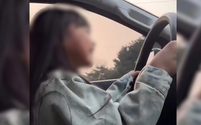 Diễn biến việc bé gái được bố cho cầm vô lăng, chạy với tốc độ 60km/h gây xôn xao Ảnh 2