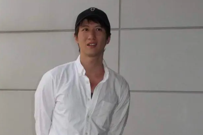 Nam diễn viên Chu Vĩnh Hằng gặp khó khăn, phải trang trải cuộc sống bằng công việc làm shipper (người giao hàng). (Ảnh: Sohu)