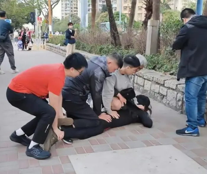 Nam diễn viên Chu Vĩnh Hằng bị khống chế, bắt giữ khi đang di chuyển trên đường. (Ảnh: Sohu)