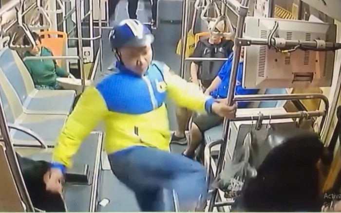 Người đàn ông mặc áo xe ôm công nghệ bị bắt sau vụ đánh tài xế xe buýt Ảnh 2