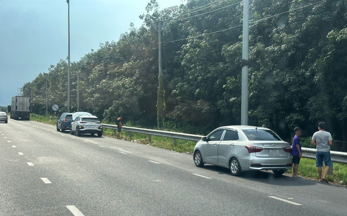 Sự thật thông tin 'Dừng xe ở làn khẩn cấp đi vệ sinh vẫn bị phạt nguội' Ảnh 2